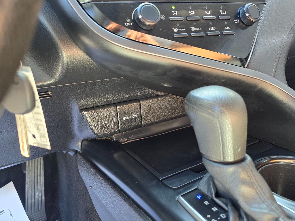 2020 Toyota Camry LE - Photo 18